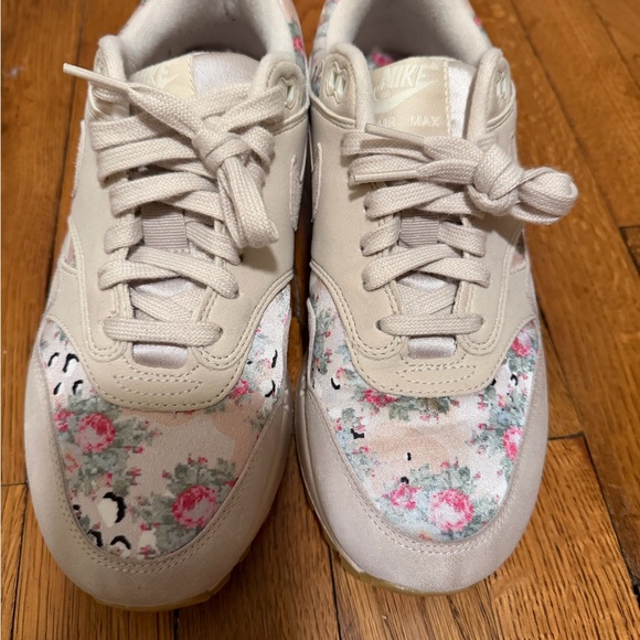 Nike Air Max Cream and Pink - Picture 2 of 6